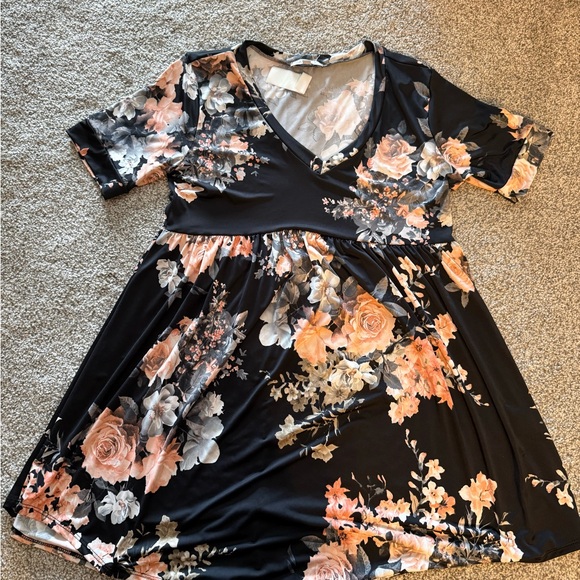 white birch Tops - Women’s White Birch Black Floral V-Neck tunic - Peach Rose Print